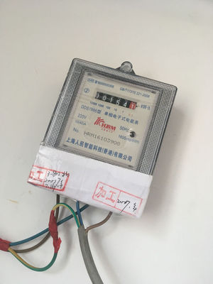 網(wǎng)上查了空調(diào)功率,但是自己是租房子的,房里有個(gè)電表,只接空調(diào),40分鐘空調(diào)用掉了7kw-h ,相對